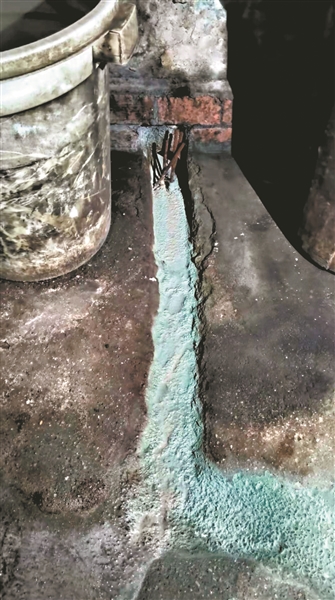 廣州兩家無證照排污企業(yè)直排藍(lán)色廢水被查處，兩人被刑拘